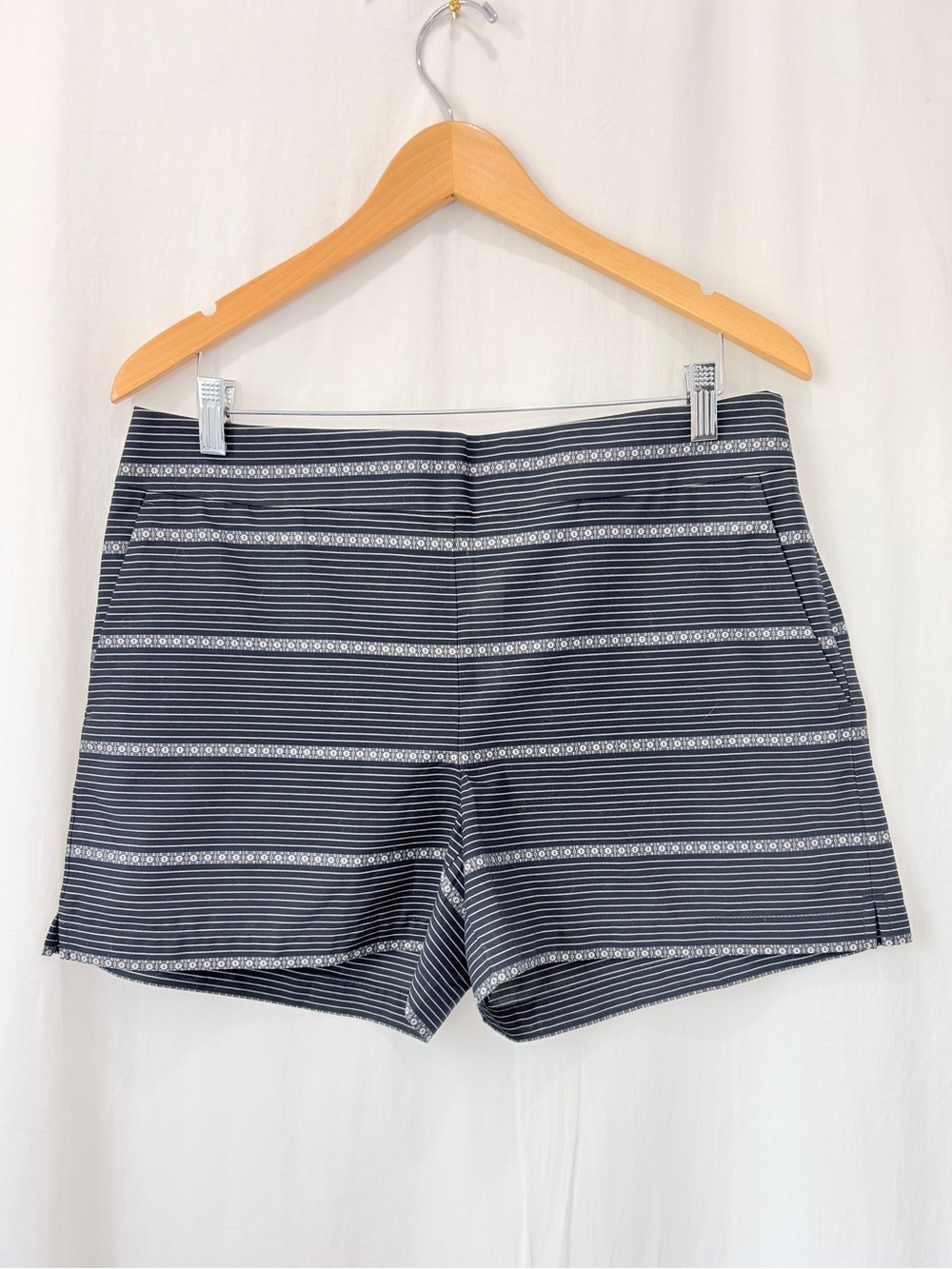 LOFT NWT Soft Black - White Lightweight Striped Bermuda Shorts 100% Cotton sz 8
